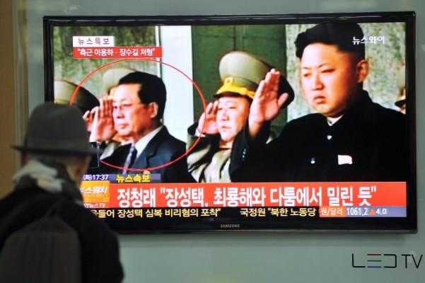 Den nordkoreanske ledaren Kim Jong Un (till höger) och hans farbror Jang Song-Thaek på TV i Sydkorea den 3 december 2012. (Foto: Jung Yeon-Je/AFP/Getty Images)