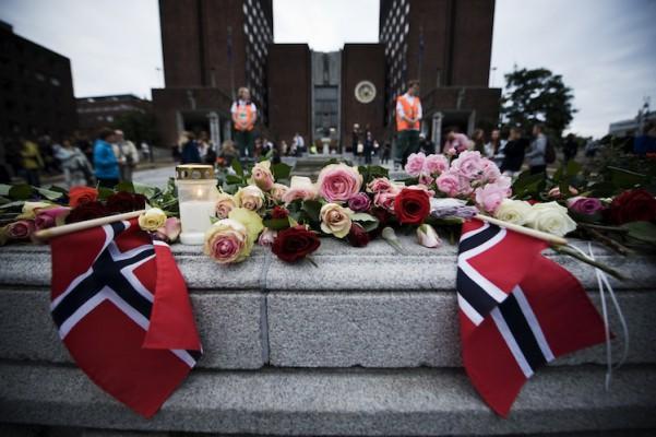 Stadshuset i Oslo dekorerades med blommor då 150 000 människor samlades för en minnesstund för att visa samhörighet med offren för förra årets terroristattentat den 25 juli, 2011 i Oslo. (Foto: Jonathan Nackstrand/AFP/Getty Images)
