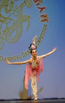 Miranda Zhou-Galati uppträder i finalen av en tidigare årgång av NTD Televisions tävling i klassisk kinesisk dans. (Foto: Bing Dai/The Epoch Times) 