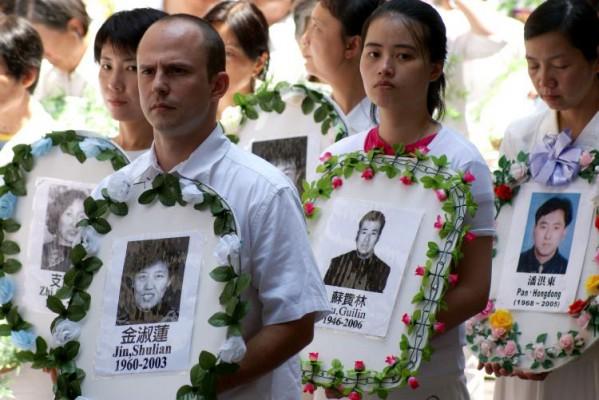 Tortyroffrens foton bärs av Falun Gong-utövare i en New York-parad den 6 juni 2009. (Charlotte Cuthbertson / Epoch Times)
