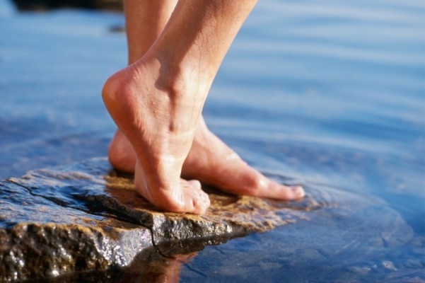 Passa på att "jorda" dig för en bättre sömn och bättre hälsa under sommaren. (Foto: Shutterstock)