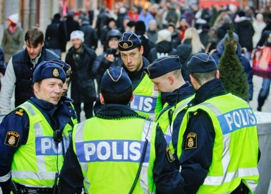 Poliser på Drottningatan i centrala Stockholm den 12 december 2010, dagen efter att två sprängladdningar exploderat i vad Säpo rubricerar som en terroristattack. (Foto: Fredrik Persson/ AFP PHOTO/ SCANPIX)
