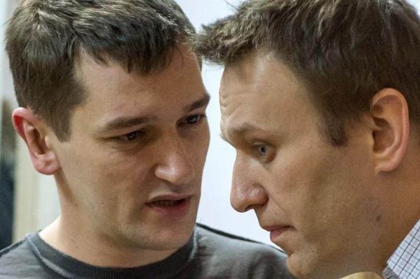 Den ryske oppositionsledaren Aleksej Navalnyj (till höger) och hans bror Oleg vid tillkännagivandet av domarna för bedrägeri i en domstol i Moskva den 30 december 2014.  (Foto: Dmitry Serebryakov/AFP/Getty Images)