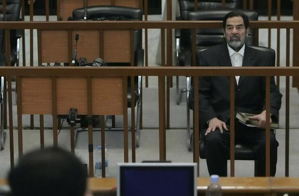 Bild från rättegången  mot Saddam Hussein, 8 november 2006. (AFP PHOTO/POOL/SCOTT NELSON)