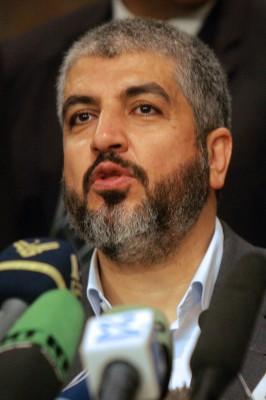 EGYPTEN, Kairo: Hamas högsta ledare Khaled Meshaal pratar med pressen i Kairo den 25 november 2006.  Den islamiska rörelsens Damaskus baserad ledare varnade för en tredje intifada om man inte finner en politisk lösning inom sex månader på en palestinsk stat inom 1967 års gränslinjer. AFP PHOTO/KHALED DESOUKI