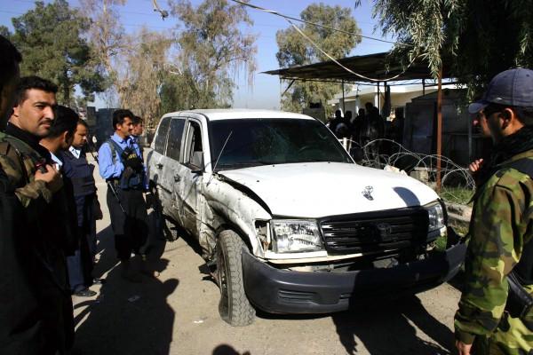 IRAK, Kirkuk: Irakiska poliser inspekterar en av granater splittrad bil på platsen där guvernören av Kirkukprovinsen lyckades undkomma en attack på sitt liv av en självmordsbombare den 28 november 2006. En åskådare dödades och 18 andra skadades inklusive ett antal vakter när bomber detonerade när guvernören Abdel Rahman Mustafas konvoj passerade stadens sjukhus, sade poliskommissarie Salam Zangana. (Foto: AFP/Marwan Ibrahim)