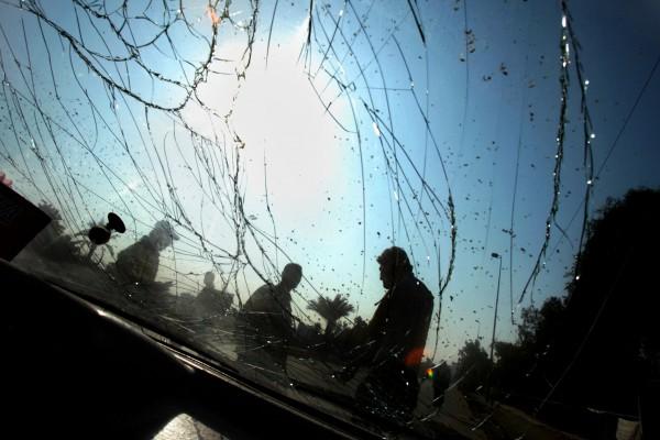 Irakier sedda genom en krossad vindruta. (Foto: AFP / Ali Al-Saadi)