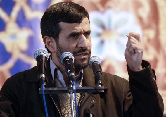 IRAN, Teheran : Irans president Mahmoud Ahmadinejad talar i Teheran den 24 december 2006. Ahmadinejad sade att Västvärlden måste lära sig att leva med Irans kärnkraftsteknologi. Han avfärdade FN-sanktionerna som en bit papper rapporterade Fars nyhetsbyrå. (Foto: AFP/Str)
