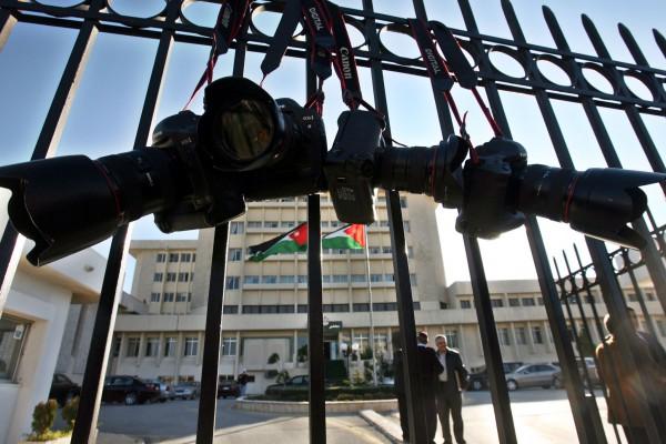 Journalister hängde upp sina kameror vid Jordaniens parlament i Amman under en protest den 4 mars 2007. Parlamentet hade godkänt en ny lag som gör det lättare att fängsla journalister. (Foto: AFP /Khalil Mazraawi)
