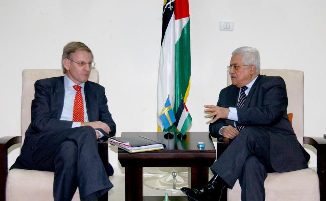 Carl Bildt coh palestinas ledare Mahmud Abbas i samtal vid ett sent möte i Ramallah på lördagen. (Foto: AFP /(PPO) Palestinian Press Office /Ho)