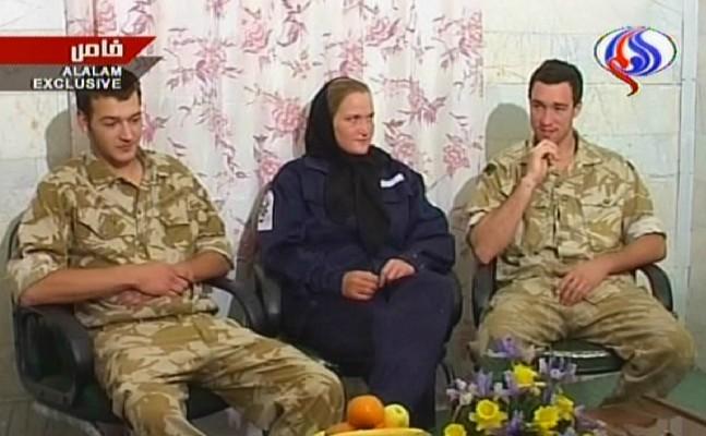 Bild tagen av en videoupptagning från den iranska tv kanalen Al Alam. Från vänster: De frihetsberövade britterna, Nathan Thomas Summers och Faye Turney till höger sitter en oidentifierad man. (Foto: AFP/ Al-alam/DSK)