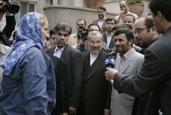 Irans president Mahmoud Ahmadinejad (till höger i mitten) träffar den brittiska servicekvinnan Faye Turney (V) efter sin presskonferens i Teheran där hän annonserade britternas frigivning den 4 april 2007. De andra frigivna britterna omringar honom.(Foto: AFP/Str/Isna)