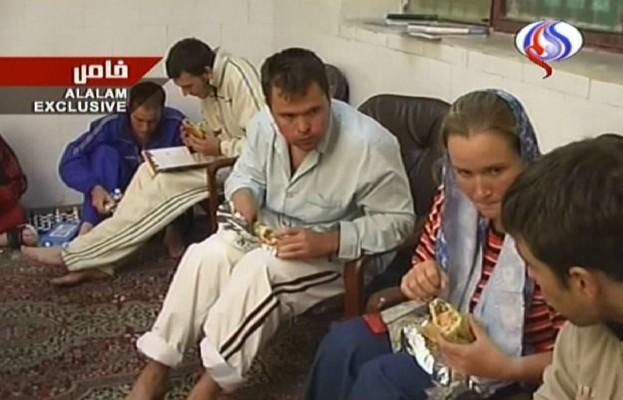 En bild från en video som tv-stationen Al-Alam har publicerat. Bilden har publicerats för att visa hur väl brittiska soldater behandlades under deras fångenskap i Iran och för att bevisa motsatsen i soldaternas berättelse om att de behandlades illa och utsattes för psykisk press. På denna bild spelar man schack på persiska mattan och äter kebab. Andra bilder har visat hur de tittade på fotbollsmatcher, spelade bordtennis och skrattade. Den enda kvinnan i mitten på bilden, Faye Turney har sålt sin berättelse till dagstidningar. (Foto: AFP/Al-Alam TV)