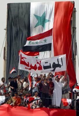 Irakiska shiasupportrar till den radikale shialedaren Muqtada al-Sadr demonstrerar med banderoller som säger ”död till Amerika” under fyraårsdagen av Saddam Husseins fall.
