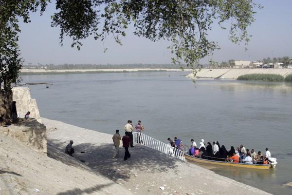 Floden Tigris som länk mellan Sunni och Shiiternas område. (Foto:AFP/Sabah Arar) 