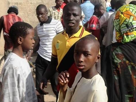 Boende i den norra nigeriska staden Kano har samlats utanför ett hus tillhörande en misstänkt medlem i den islamistiska gruppen Boko Haram, den 24 januari. USA varnade i tisdags för attacker från gruppen i huvudstaden Abuja. (Foto: Aminu Abubakar/AFP/Getty Images)
