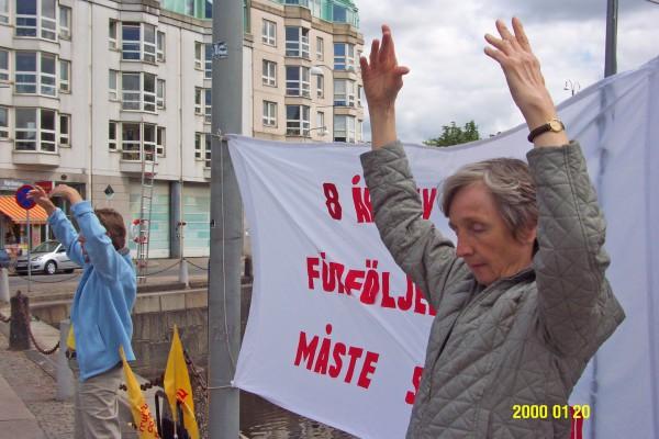 Nina Stavlin, var en de tjugotal Falun Gong-utövare som hade samlats framför Kinas konsulat i Göteborg. (Foton: Epoch Times/Pirjo Svensson)
