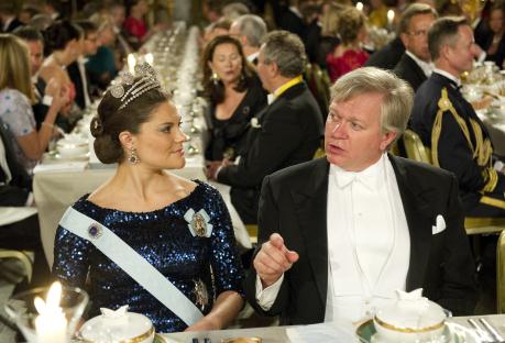 Kronprisessan Victoria sitter bredvid professor Brian P Schmidt, en av årets Nobelpristagare i fysik 2011, vid Nobelbanketten i Blå hallen, Stockholms stadshus. (Foto: Jonathan Nackstrand / AFP)