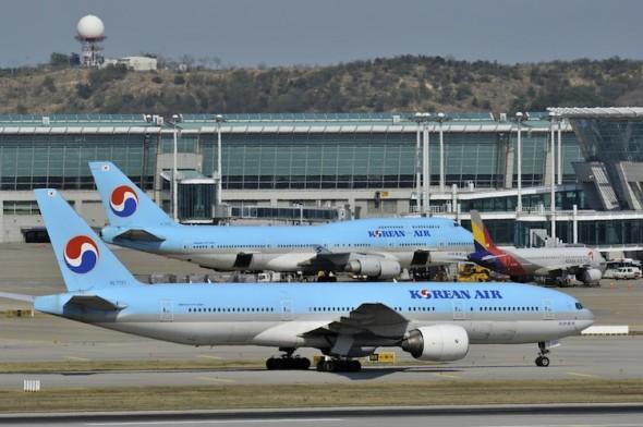 Flygplan från Sydkoreas Korean Air står på flygplansplattan på Incheon International Airport väster om Seoul den 2 maj. Elektroniska signaler från Nordkorea har stört civila flyg på väg in och ut ur Sydkorea. (Foto: Jung Yeon-Je/AFP/GettyImages)