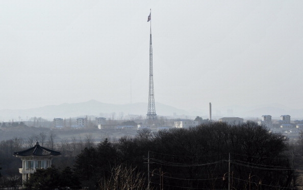 En nordkoreansk flagga fladdrar i propagandabyn Gijungdong. Flaggan syns från Sydkoreas frihetsby Taesungdong, under en examensceremoni i Taesungdongs grundskola i Paju den 16 februari 2012. (Foto: Jung Yeon Je/AFP/Getty Images)