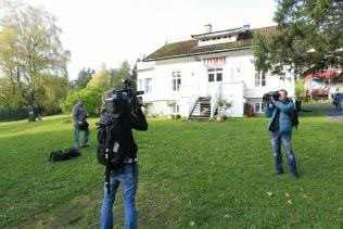 Journalister rapporterar under deras första besök på ön Utöya, där högerextremisten Anders Behring Breivik massakrerade 69 människor, främst ungdomar, den 22 juli. 