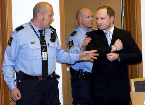 Högerextremisten Anders Behring Breivik anländer till domstolen i Oslo den 6 februari 2010. (Foto: Daniel Sannum Lauten/AFP/Getty Images)