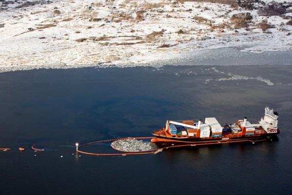 Ett flygfoto av det isländska containerfartyget Godafoss, som gick på grund den 17 februari 2011, utanför Fredrikstad.  (Foto: AFP/ Linn Cathrin Olsen)