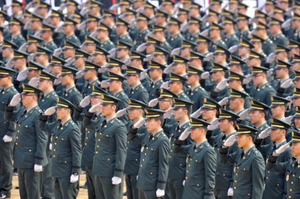 Sydkoreanska nya officerare under en gemensam ceremoni i Gyeryong i Sydkorea den 8 mars. Sydkoreanska och amerikanska militärövningar har satt igång nya hot från Nordkorea. (Foto. Kim Jae-Hwan/AFP/Getty Images)