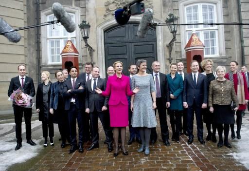 Danmarks statsminister Helle Thorning-Schmidt (cerise i mitten) presenterade på måndagen sin nya regering, utanför drottningens slott Amalienborg i Köpenhamn. (Foto: AFP/SCANPIX DENMARK / KELD NAVNTOFT)