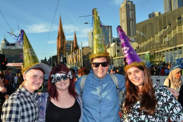 Folk firar på nyårsafton den 31 december 2013 i Melbourne, Australien. (Foto: Vince Caligiuri/Getty Images)
