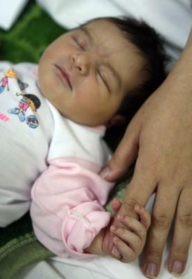 Ett enkelt test minskar spädbarnsdödligheten. (Foto: Atta Kenare/ AFP) 
