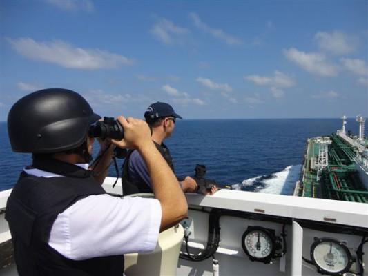 Beväpnade vakter ombord på oljetankern Ocean Gas, håller vaksam utkik eftersom fartyget går genom piratvatten. Kapten Miro Alibasic överlevde en 87-dagars pärs som somaliska piraters gisslan. (Foto: Med tillstånd från Save Our Seafarers)
