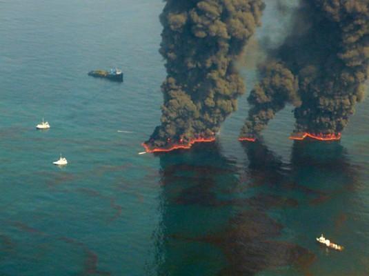 Den amerikanska kustbevakningen tog bilden under överflygningar av kontrollerade bränder den 19 maj 2010 i Mexikanska golfen. Genom kontrollerade bränder, avlägsnades oljan från katastrofen vid Deepwater Horizon i ett försök att minska mängden olja i vattnet. (Foto: AFP / HO / US Coast Guard / Chief Officer John Kepsimelis)
