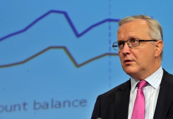 Olli Rehn, EU-kommissionären för ekonomiska frågor höll presskonferens om rapporten från europeiska unionens länder den 18 december på EU:s högkvarter i Bryssel. (Foto: Georges Gobet/ AFP)
