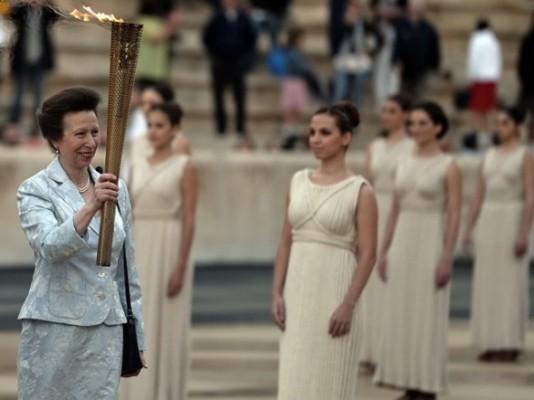 Prinsessan Anne från Storbritannien håller den olympiska facklan under en ceremoni på Panathenaic Stadium i Aten, Grekland den 17 maj. (Foto: Aris Messinis / AFP / Getty Images)