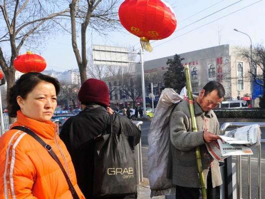 Alltfler kineser förlorar förtroendet för kommunistregimen och dess medier. (Foto: Frederic J. Brown/AFP/Getty Images)