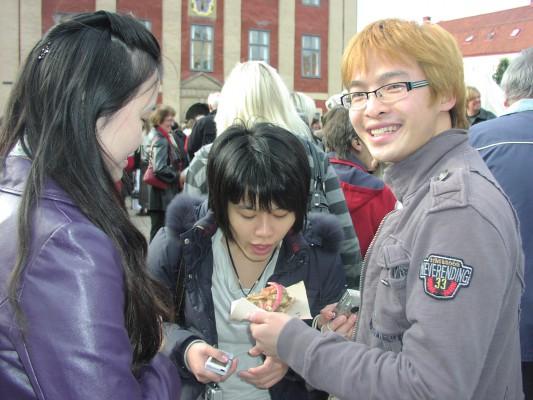 Linna, Chen-Yu och Min äter knäckemacka med stekt strömming och lök. (Foton: Veronica Örfelth)

