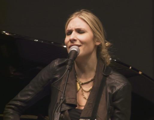 Holly Williams sjunger med en stark och känslig stämma, och byter vid några tillfällen från akustisk gitarr till flygel. (Foton: Anders Eriksson/Epoch Times Sverige)
