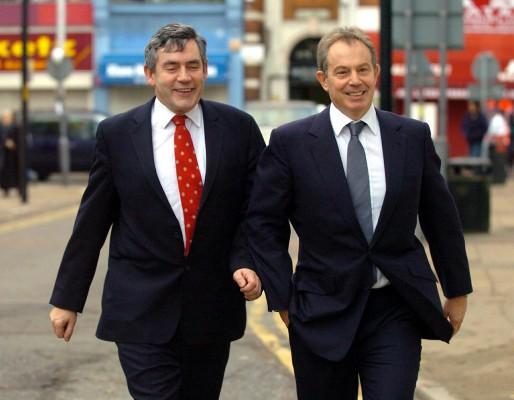 Tony Blair, till höger, lämnade på onsdagen över till Gordon Brown, som labourledare och Storbritanniens premiärminister. (Foto: AFP/MICHAEL STEPHEN)