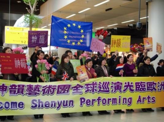 Fans av Shen Yun Performing Arts välkomnade artisterna i klassisk kinesisk dans när de anlände till Schipholflygplatsen, Amsterdam, Nederländerna, den 11 mars. (Foto: Fang Haidong/The Epoch Times)
