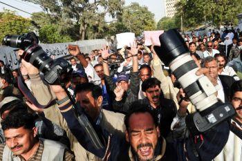 Pakistanska journalister demonstrerar den 14 januari mot dödandet av journalister i landet. Pakistan är det land i världen där journalister löper störst risk att bli dödade. (Foto: Asif Hassan/Getty Images)
