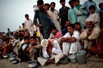 Bybor som blivit hemlösa på grund av översvämningarna i Pakistan köar för matransoner i ett hjälpläger i närheten av Muzaffargarh i Punjab. Landets viktigaste jordbruksområde har ödelagts av de värsta översvämningarna på 80 år. Enligt FN ligger en tredjedel av landet under vatten. (Foto: Daniel Berehulak/Getty Images)
