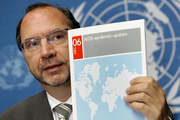SCHWEITZ, GENEVE: UNAIDS verkställande direktör Peter Piot håller upp AIDS årliga rapport om epidemiska sjukdomars uppdateringar under en presskonferens den 21 november 2006 på Förenta Nationernas kontor i Geneve. HIV/AIDS skärpte sitt dödliga grepp om världen år 2006 med 11,000 nya infektioner varje dag och där kvinnorna är i ökande fara, sade i dag FN-organet som leder den globala kampanjen mot sjukdomen.  AFP PHOTO / FABRICE COFFRINI