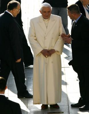 TURKIET, Ankara: Påven Benedict XVI besöker i Ankara mausoleum av Mustafa Kemal Ataturk som var grundare av den  turkiska republiken, den 28 november 2006. Påven uttryckte ”förtröstan och hopp” för en utmanande fyra dagars besök i Turkiet där hans kommentarer i september om islams samhörighet med våldsamheter fortfarande gnager. (Foto: AFP/Joe Klamar). 