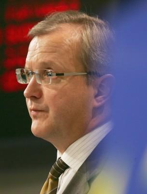 BELGIEN, Bryssel: Kommissarie för utökning av EU, Olli Rehn ger en presskonferens på EU:s högkvarter i Bryssel den 29 november 2006. Den europeiska kommissionen gav Turkiet ett hårt slag om dess ambitioner för EU-medlemskap då man rekommenderade att frysa samtalen på åtta av 35 kapitlen som alla kandidatnationerna måste komplettera. (Foto: AFP/ Gerard Cerles)