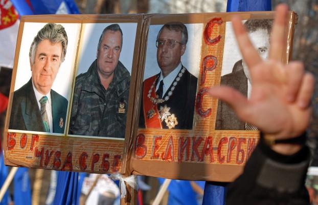 SERBIEN, Belgrade: På bilden visas Radovan Karadzic, Ratko Mladic och Vojislav Seselj (Foto: AFP/ Andrej Isakovic)