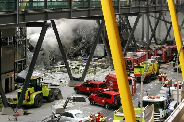 SPANIEN, Madrid: Brandkåren på Barajas flygplats i Madrid efter en explosion på parkeringen vid flygfältet den 30 december 2006. (Foto: AFP/Pedro Armestre)