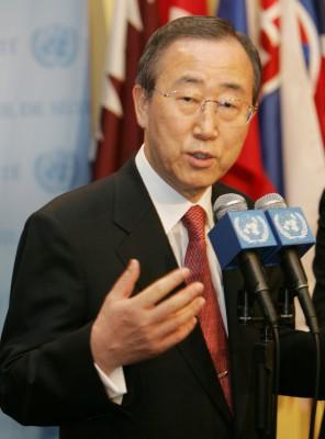 Förenta Nationerna, NEW YORK : FN:s nya generalsekreterare  Ban Ki-moon pratar till reportrar på sin första arbetsdag den 2 januari, 2007 i FN-byggnaden i New York. (Foto: AFP/Don Emmert)