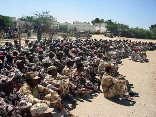 SOMALIA, Mogadishu: Tidigare soldater i Somalias arme blev inkallade av premiärminister Ali Mohamed Gedi att arbeta med de etiopiska styrkorna i Somalia och backa upp intermisregeringen mot islamistiska revolutionärer. (Foto: AFP/Str)