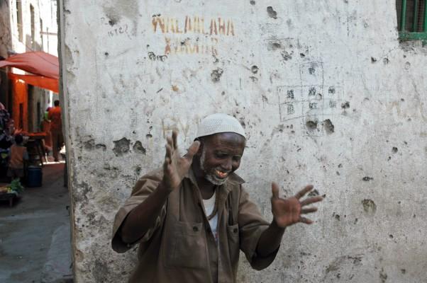 En gammal man reagerar på kameran medan han vandrar på de trånga gränderna i den gamla staden Mogadishu, den 11 Januari 2007. Foto:(AFP /Stringer)